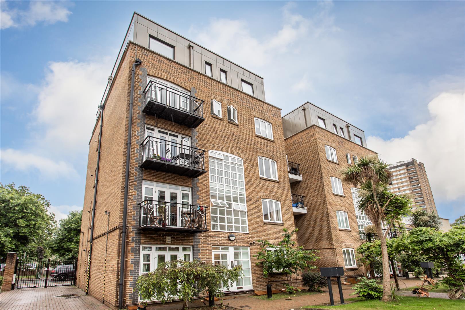 2 bed property in Empire Wharf, Victoria Park